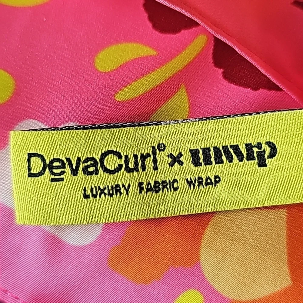 Diva Curl wrap for your hair. However,it could be for your neck. Pink 26